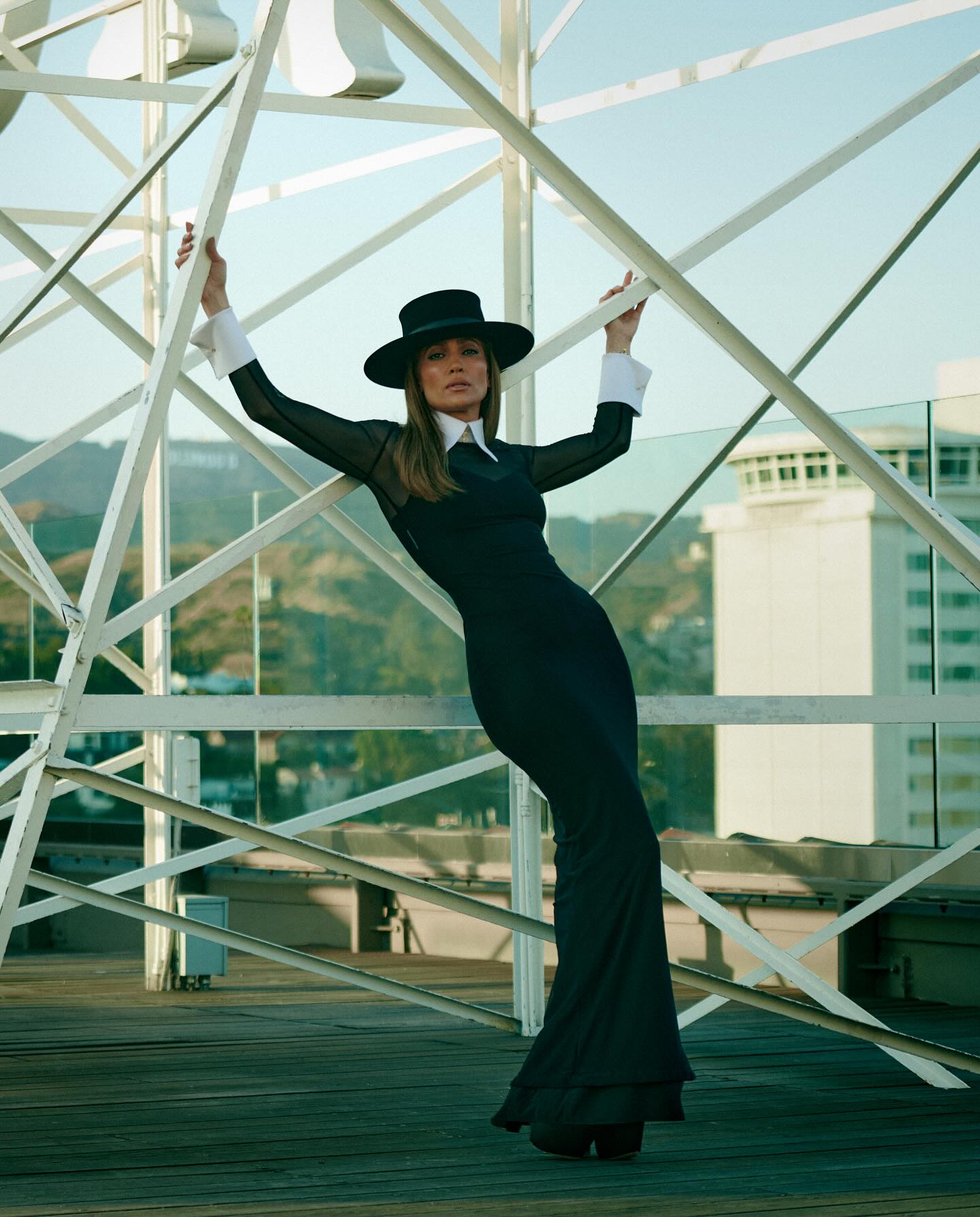 Дженніфер Лопес показала нові цікаві образи у чорно-білих відтінках (фото)